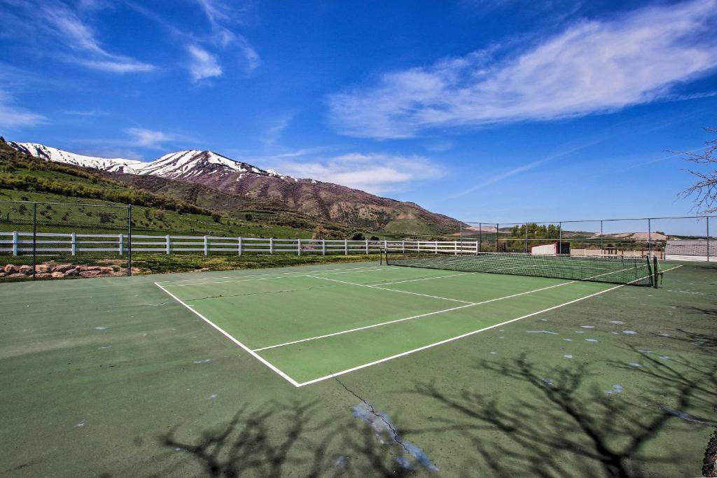 Wellsville House with Mtn Views and Pickleball Court! - Maison De Vacances
