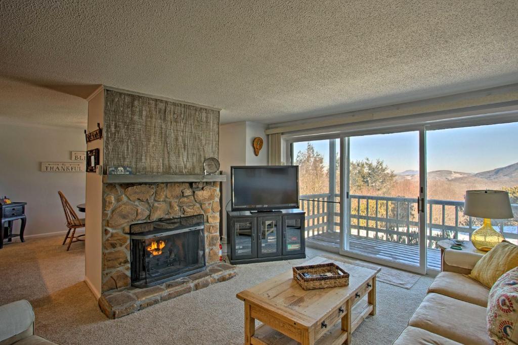 sala de estar con chimenea y TV en Banner Elk Condo with Views - Near Skiing and Hiking!, en Banner Elk