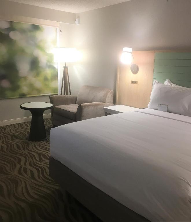Wyndham Garden Lake Buena Vista Disney Springs® Resort Area - Queen Room - Mobility Access/Non-Smoking