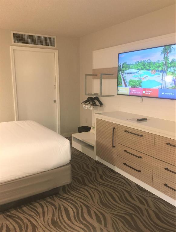 Wyndham Garden Lake Buena Vista Disney Springs® Resort Area - Queen Room With Roll-In Shower - Mobility Accessible/Non-Smoking