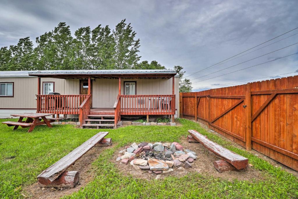 un patio trasero con una hoguera y una casa en Columbia Falls Home about 22 Mi to Glacier Natl Park! en Columbia Falls