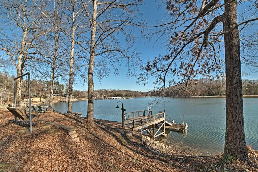 Lakefront Harrison Home with Sunroom, Deck, and Dock!, Ooltewah (updated prices 2024)