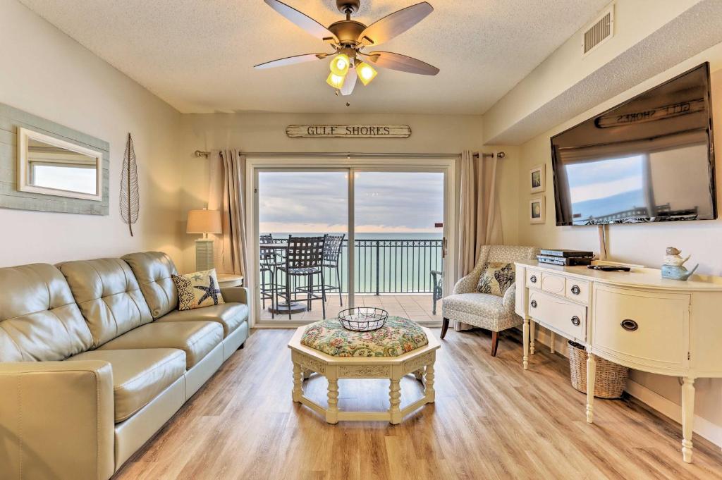 sala de estar con sofá y mesa en Beachfront Gulf Shores Condo with Patio, Pool Access en Gulf Shores