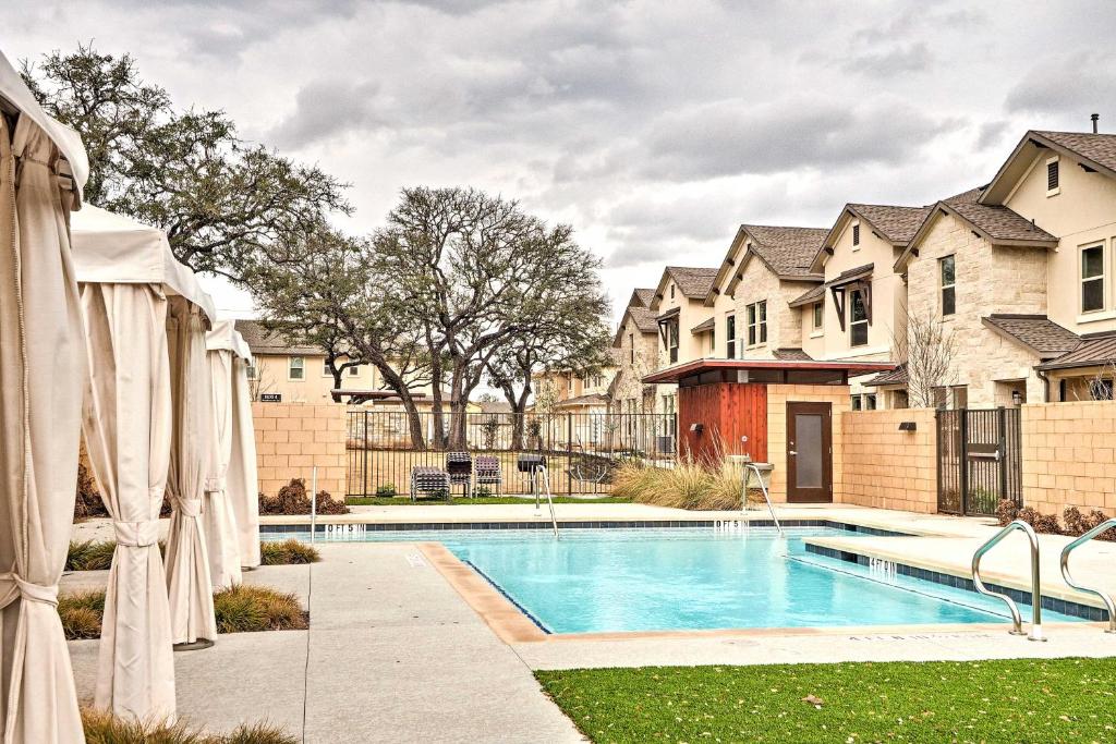 - une piscine dans une cour avec des maisons dans l'établissement Upscale and Modern Austin Townhome with Pool Access!, à Austin
