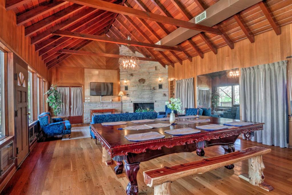 ein Esszimmer mit einem großen Holztisch in einem Zimmer in der Unterkunft Ledge Lodge Burkesville Getaway Pool and Views! in Burkesville