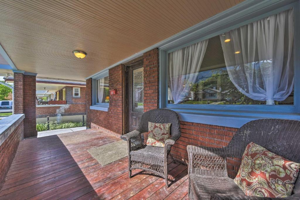 un porche con 2 sillas y un sofá en una casa en Charming Historic Ogden Home with Private Backyard! en Ogden