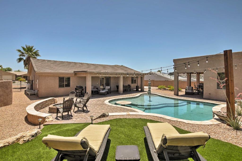 Πισίνα στο ή κοντά στο Lake Havasu Home with Private Pool, Patio and Grill!