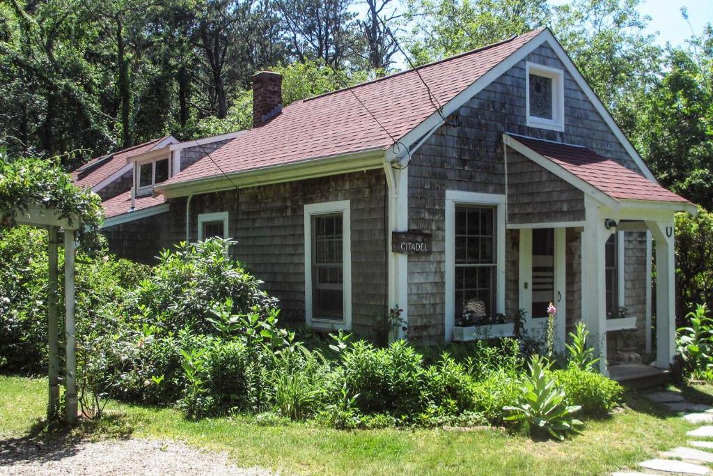 Photo de la galerie de l'établissement Private Brewster Cottage Near Beach and Harbor!, à Brewster