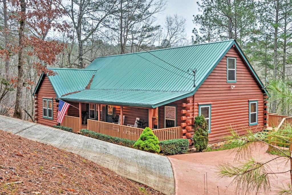 Authentic Creekside Log Cabin with Decks in Ellijay!, Ellijay (updated