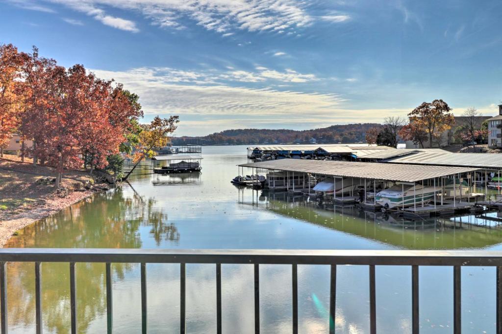 Un río con un puerto deportivo con barcos en él en Lake Ozark Condo with Pool and Fishing Docks! en Lake Ozark