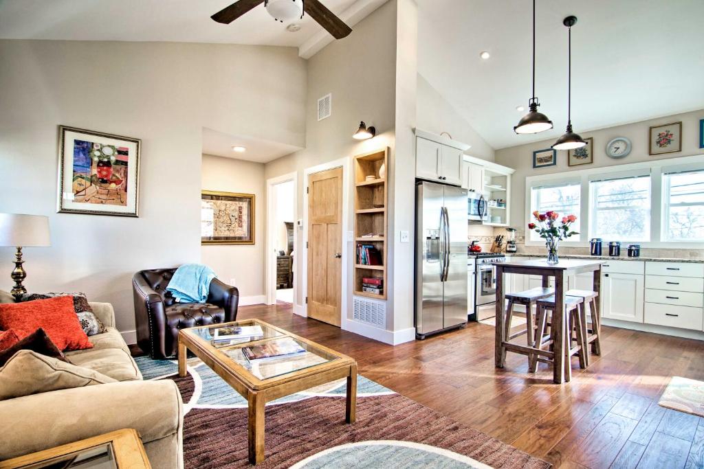 ein Wohnzimmer mit einem Sofa und einem Tisch in der Unterkunft Downtown Lafayette, Colorado, Vacation Rental! in Lafayette