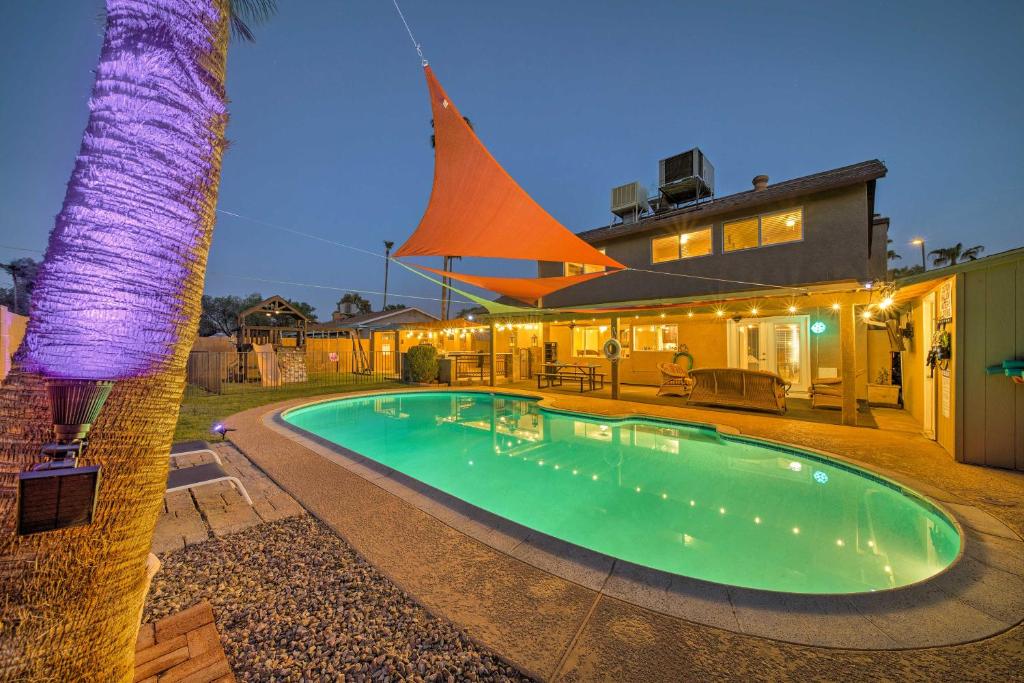una piscina frente a una casa en Relaxing Phoenix House with Hot Tub and Heated Pool! en Phoenix