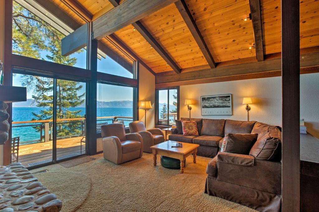 - un salon avec un canapé et une table dans l'établissement Lakefront Home with View 11 Mi to Palisades Tahoe!, à Tahoe City