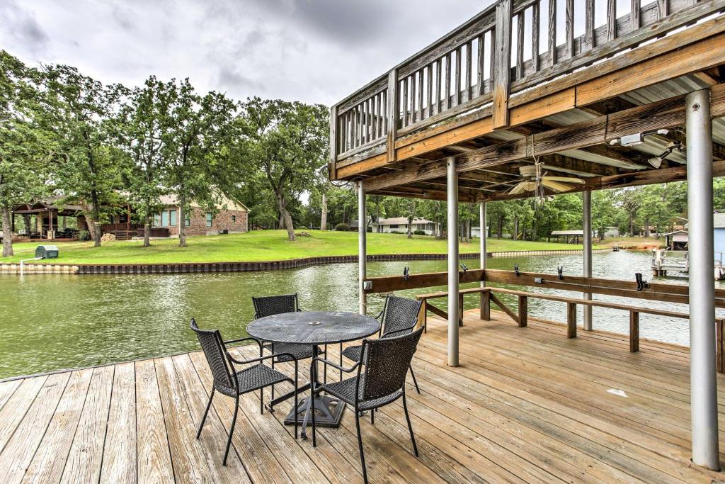 Star Harbor Lake House with Dock, Deck and 2 Boat Lifts, Malakoff