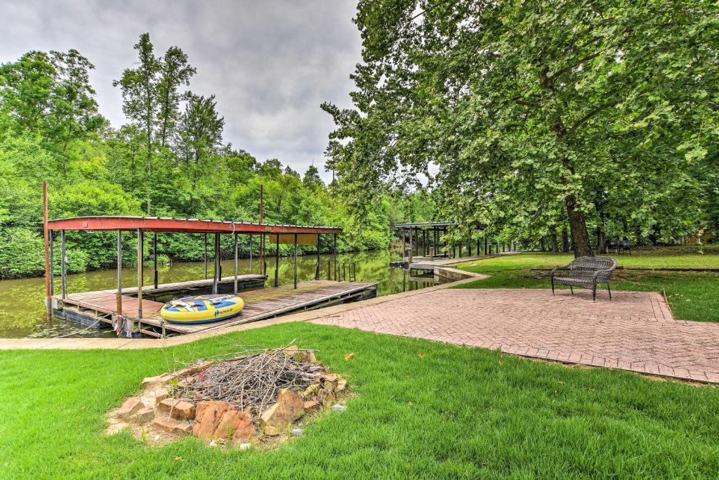 un parque con banco y cenador en Hot Springs Vacation Rental Home on Lake Hamilton en Hot Springs