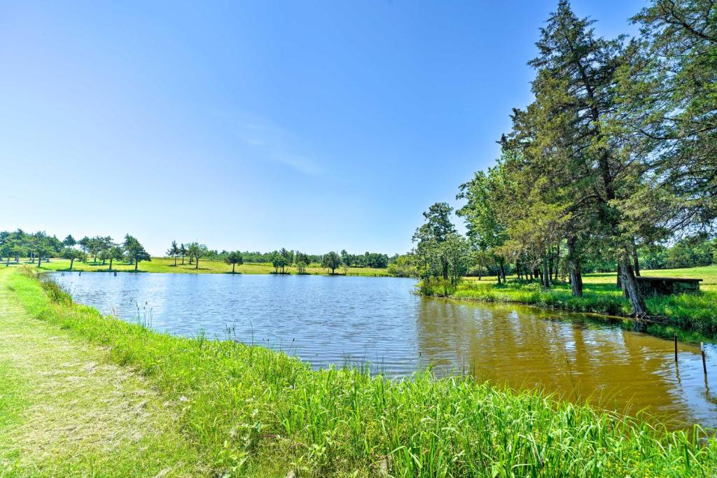 McAlester Cottage with 30 Private Acres and Ponds! - Casa De Vacaciones