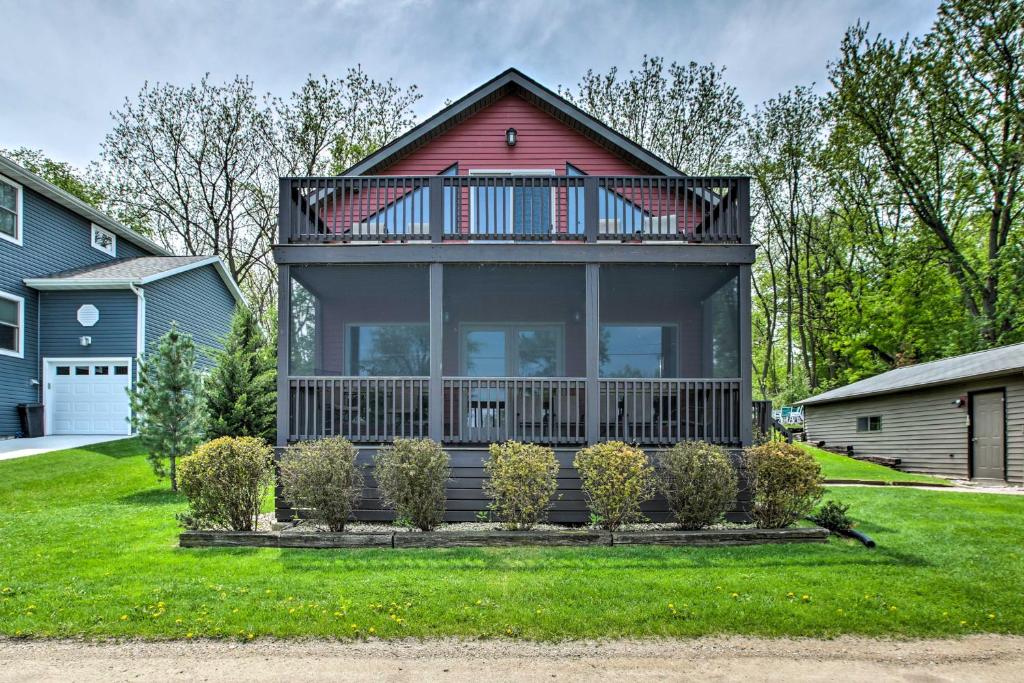 una casa con balcone in cima a un cortile di Waterfront Lake Koshkonong Home with Pier and Fire Pit a Edgerton