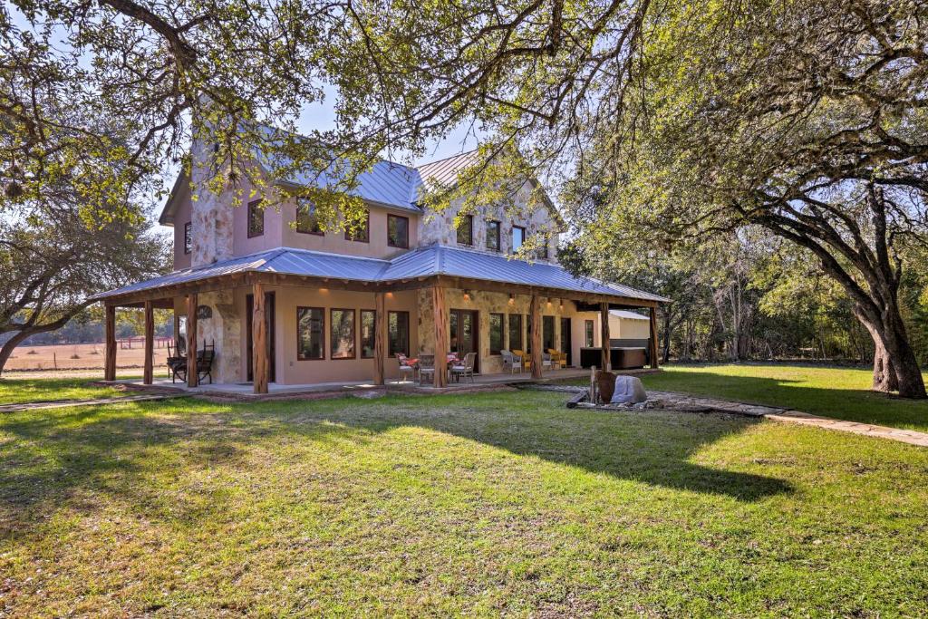 Riverfront Blanco Home with Shaded Porch and Hot Tub, Blanco (updated prices 2024)