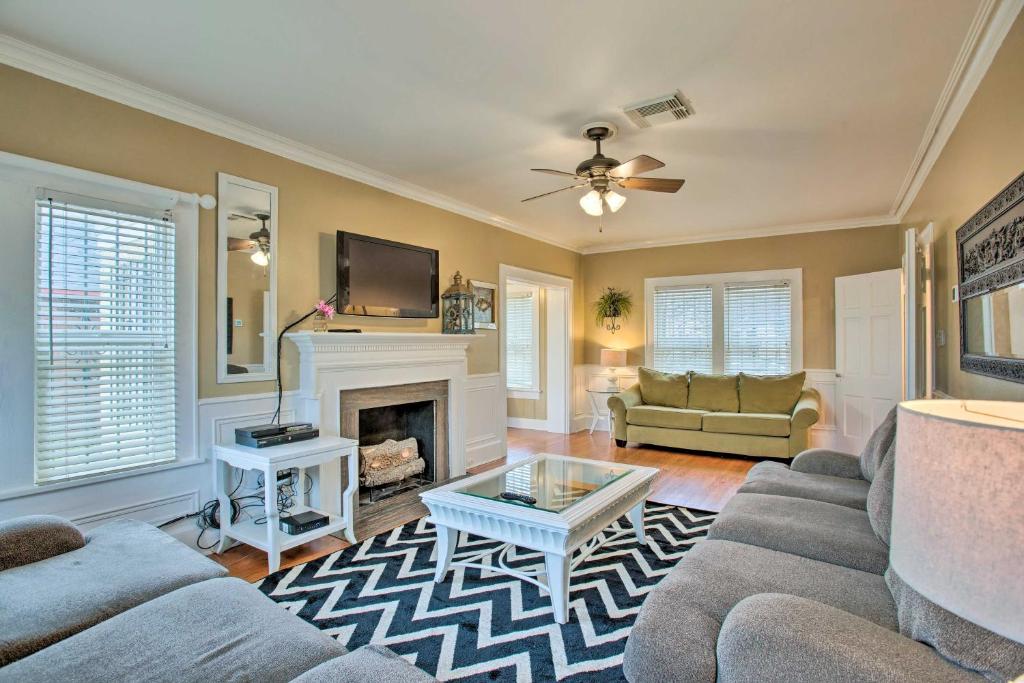 Corpus Christi Home with Pool and Hot Tub Walk to Bay, Corpus Christi