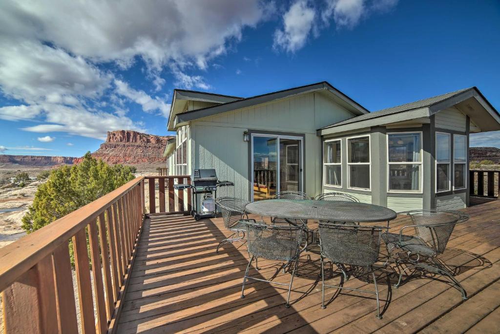 ein Haus mit einer Terrasse mit einem Tisch und Stühlen in der Unterkunft Moab House Near Arches Natl Park and Canyonlands! in Moab