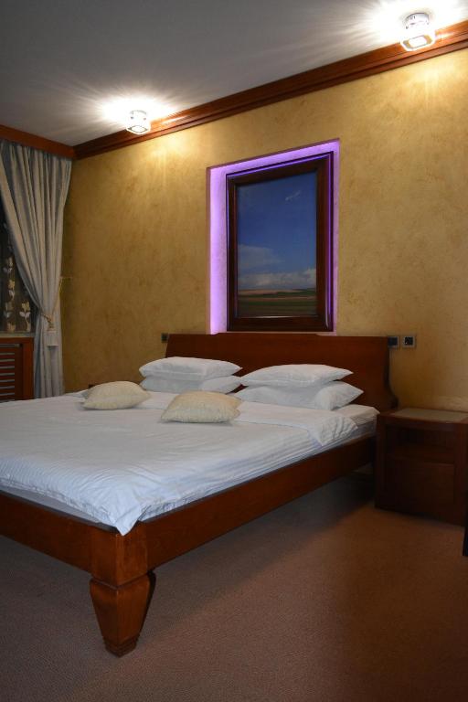 1 dormitorio con 1 cama grande y ventana en Prince III, en Novi Sad