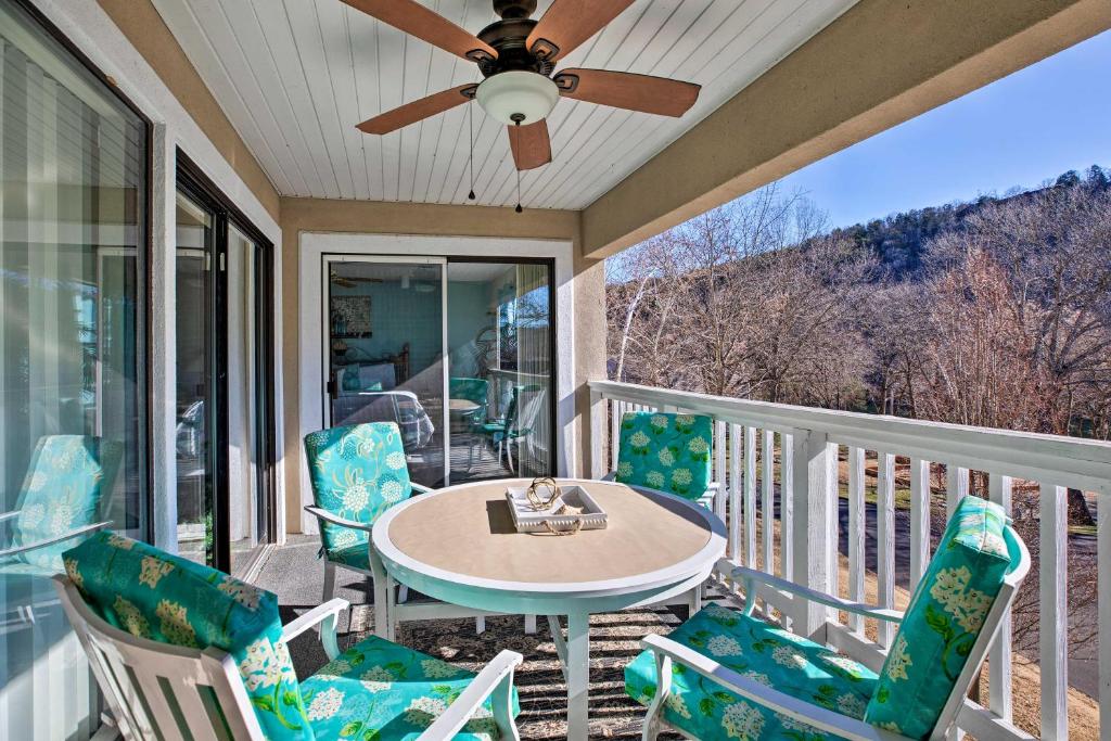 une terrasse couverte avec une table et des chaises ainsi qu'un ventilateur de plafond dans l'établissement Condo with Lake Views 5 Mi to Branson Strip!, à Branson