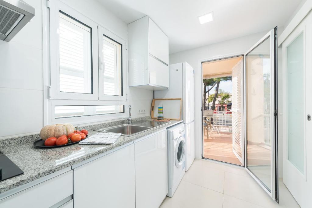 A kitchen or kitchenette at Apartamento Pinebeach