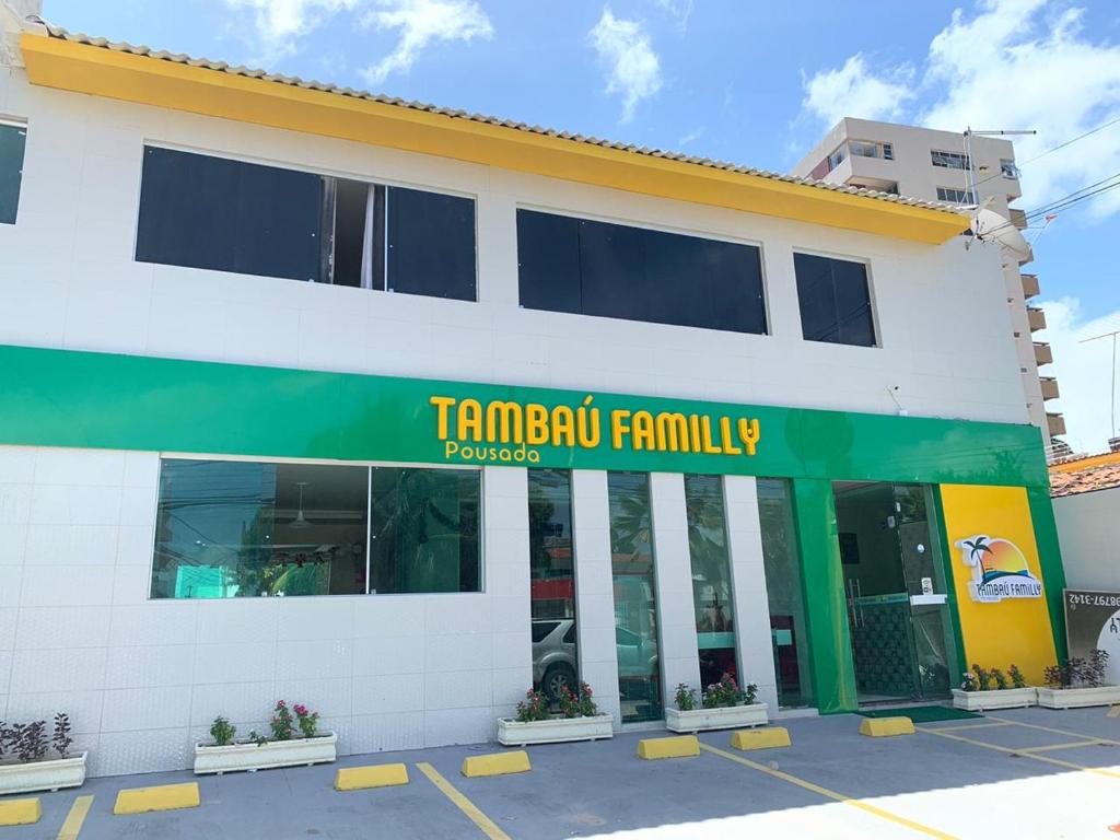 una vista frontal de un edificio con una farmacia en Pousada Familly -Praia de Tambaú -PB, en João Pessoa