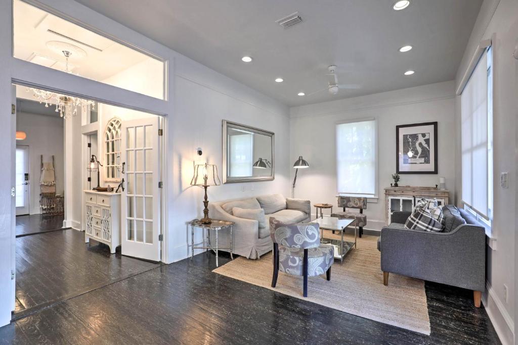 ein Wohnzimmer mit Sofa und Tisch in der Unterkunft Historic 1900 Cottage in Downtown St Augustine! in St. Augustine