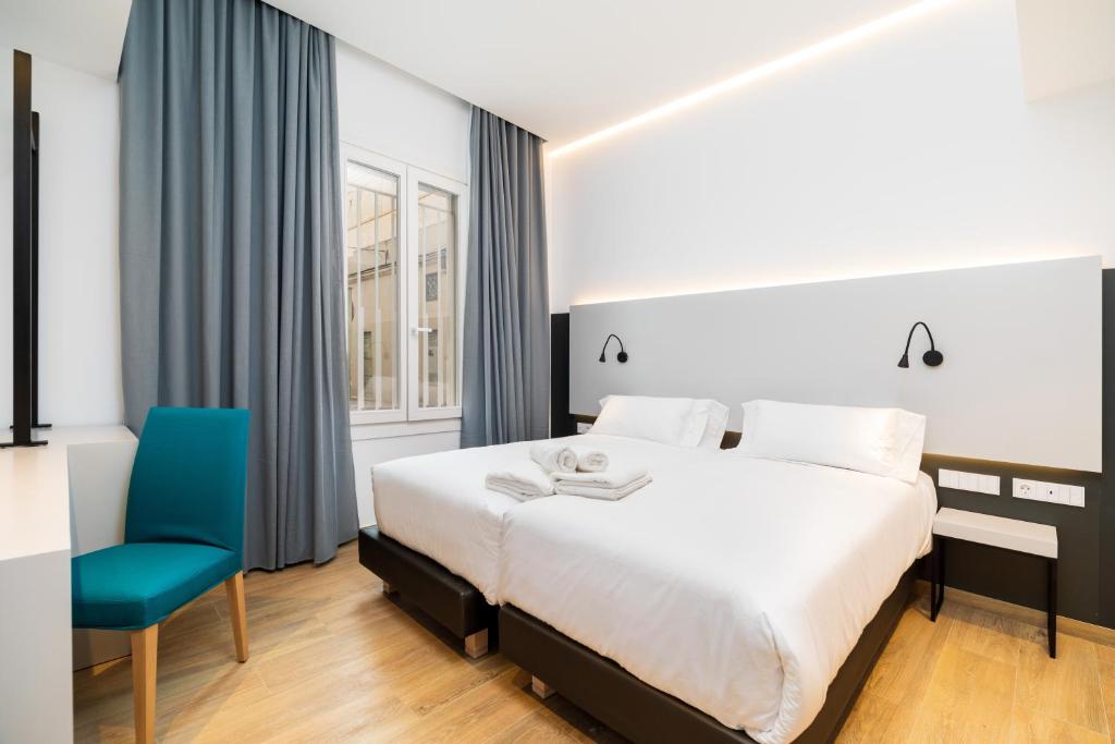 Postel nebo postele na pokoji v ubytování Dormos Hotel