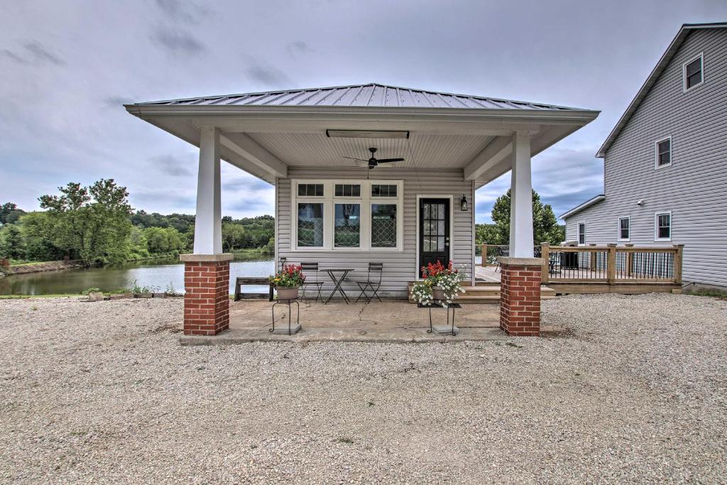 une maison blanche avec un pavillon sur une terrasse dans l'établissement Lakefront Studio Guest Home on Hermann Wine Trail!, à New Haven