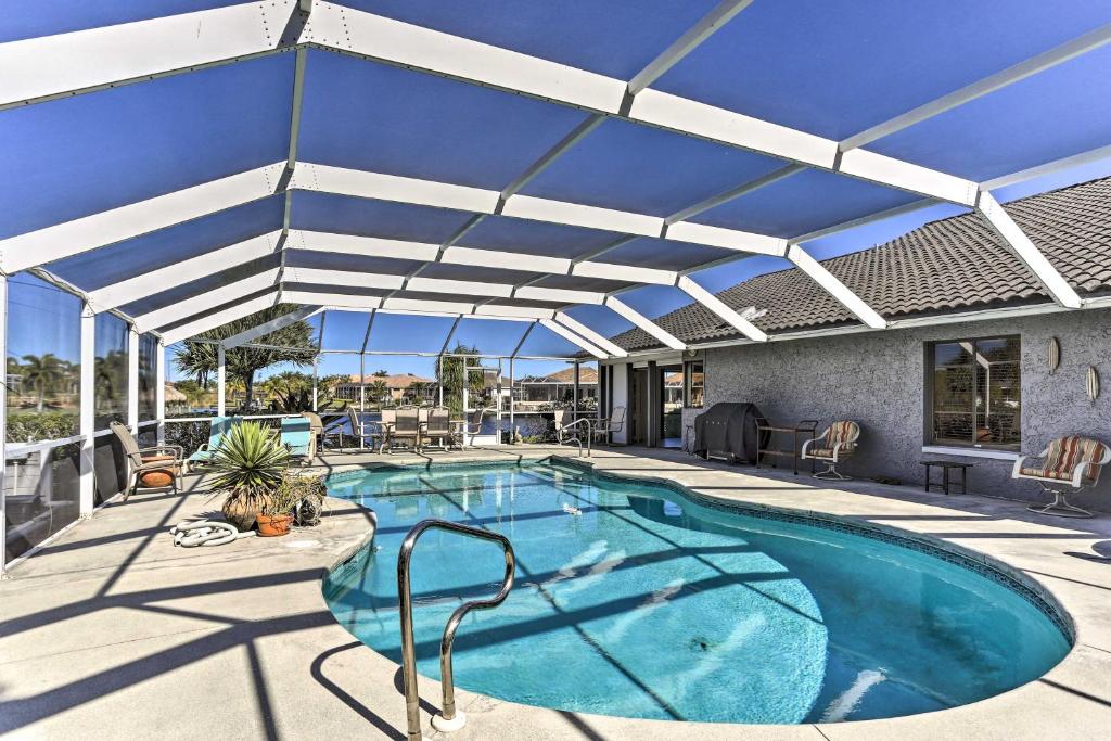 ein großer Pool mit blauem Dach in der Unterkunft Canalfront Cape Coral Home with Pool and Dock! in Cape Coral
