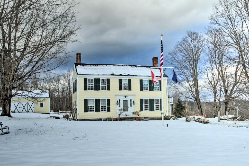 Historic Bradford Home - 8 Mi to Mount Sunapee! v zimě