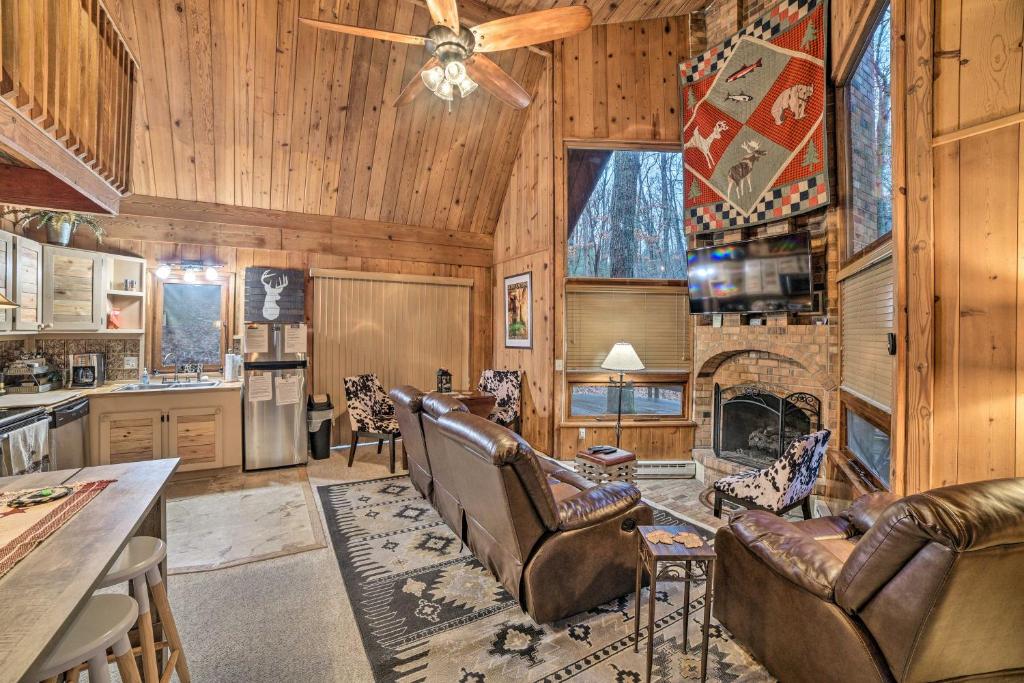 un soggiorno con sedie in pelle e ventilatore a soffitto di Cozy Cabin Near Massanutten Resort and Water Park! a McGaheysville