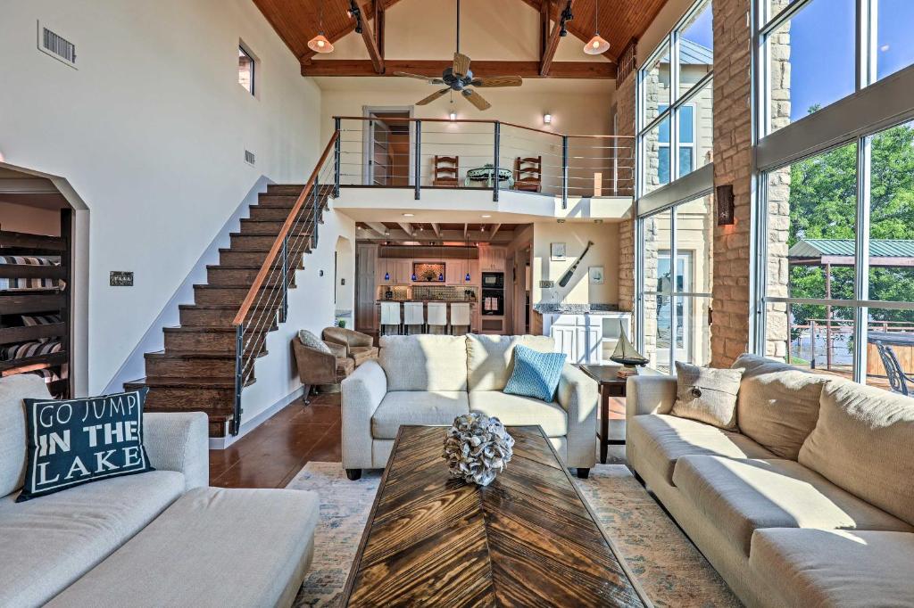 una sala de estar con un sofá y una mesa en Waterfront Granbury House with Deck and Private Dock!, en Granbury
