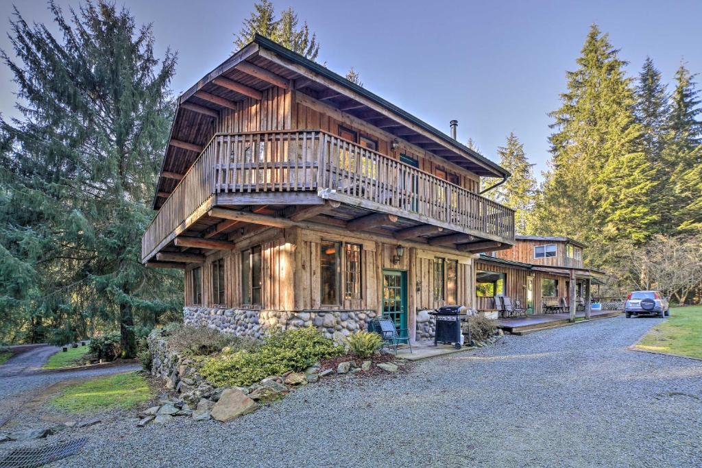 Φωτογραφία από το άλμπουμ του 5-Acre Cozy Bow Cabin with Fire Pit and Hiking Nearby! σε Bow