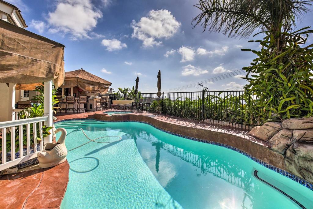 San Diego Luxury Vacation Home with Pool, Ocean View في سان دييغو: مسبح بمياه زرقاء وسوار