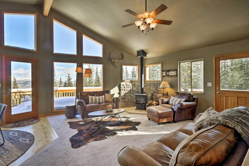 - un salon avec un canapé et une table dans l'établissement Cabin Hot Tub with Mtn Views, 23 Miles to Breck!, à Fairplay