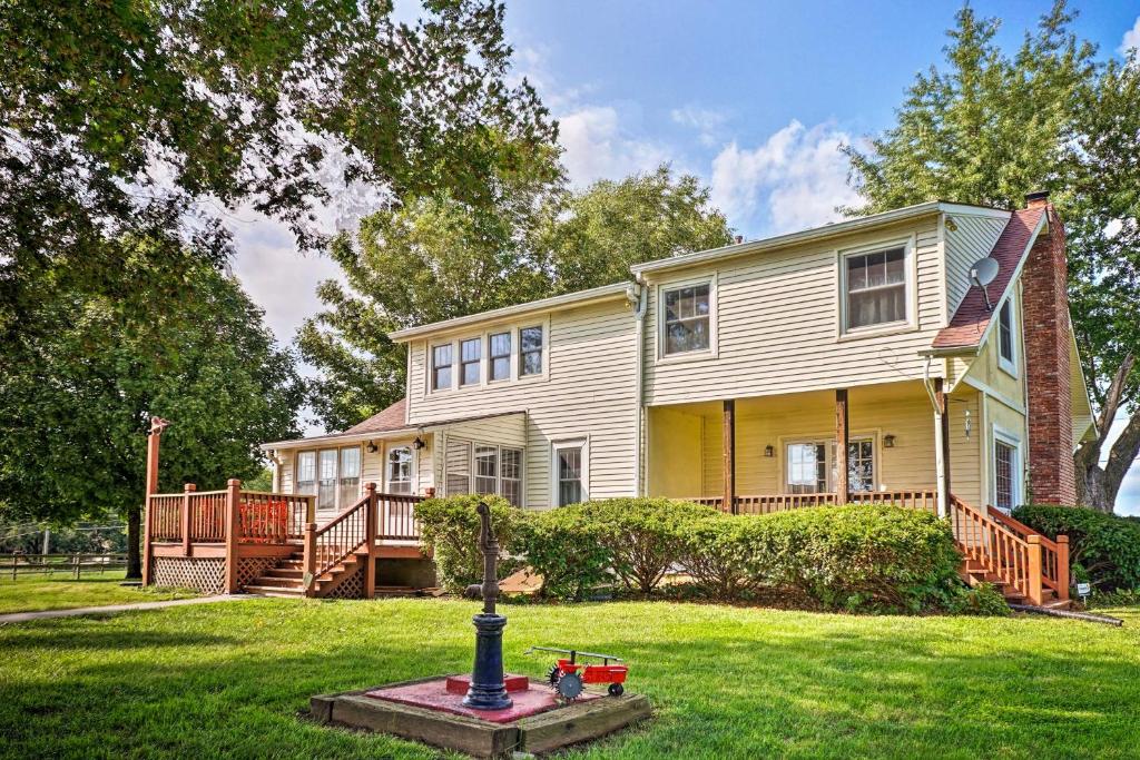 Κήπος έξω από το Remodeled Historic Farmhouse about 20 Mi to KC!