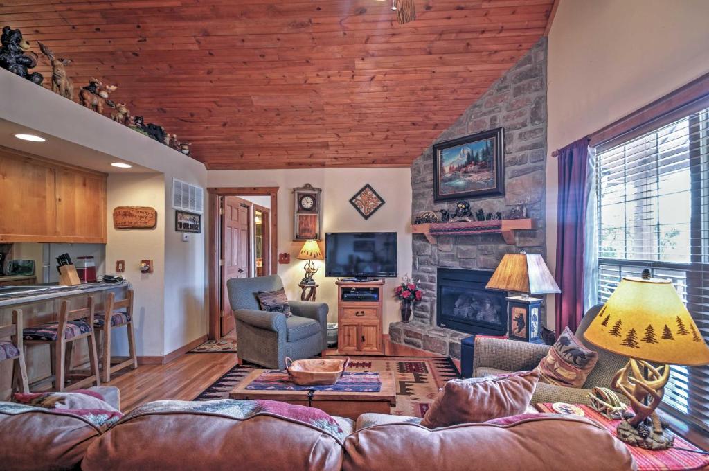 Branson West ResortStyle Cabin Rental with Porch!, MO