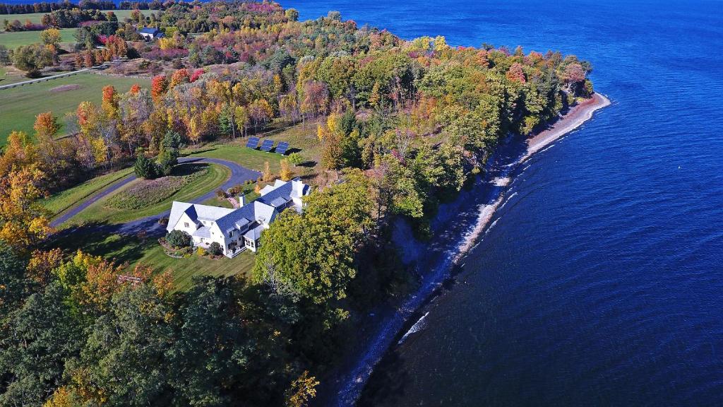 una vista aérea de una casa en una isla en el agua en Stunning South Hero Home on Lake Champlain with View en South Hero
