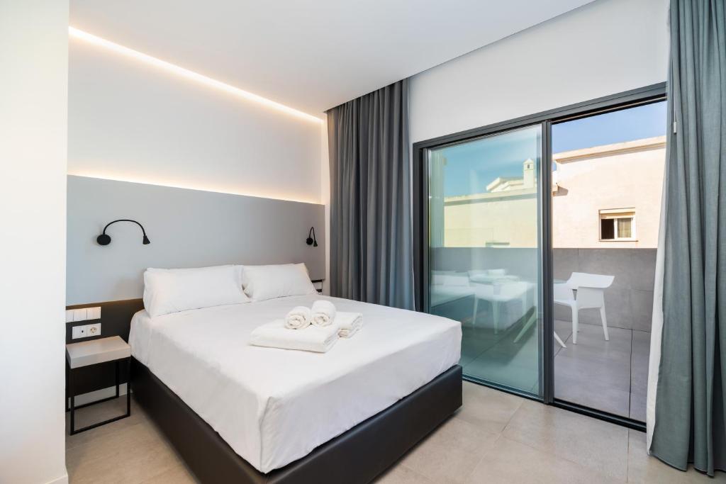 Postel nebo postele na pokoji v ubytování Dormos Hotel