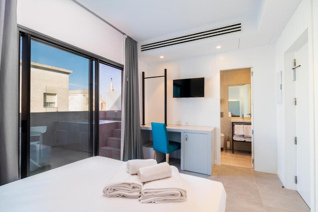 Postel nebo postele na pokoji v ubytování Dormos Hotel