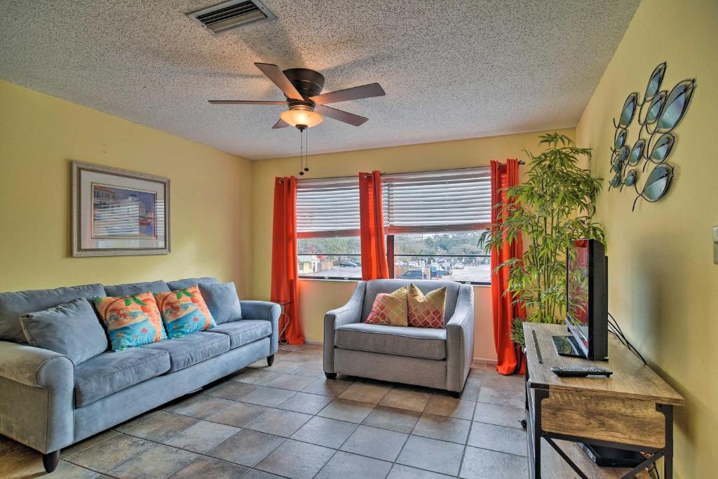 sala de estar con 2 sofás y ventilador de techo en Updated Condo Near Beach Ideal Walkable Location!, en Clearwater Beach