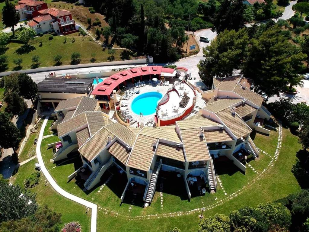 卡沃斯的住宿－地中海之藍公寓，享有带游泳池的度假村的空中景致