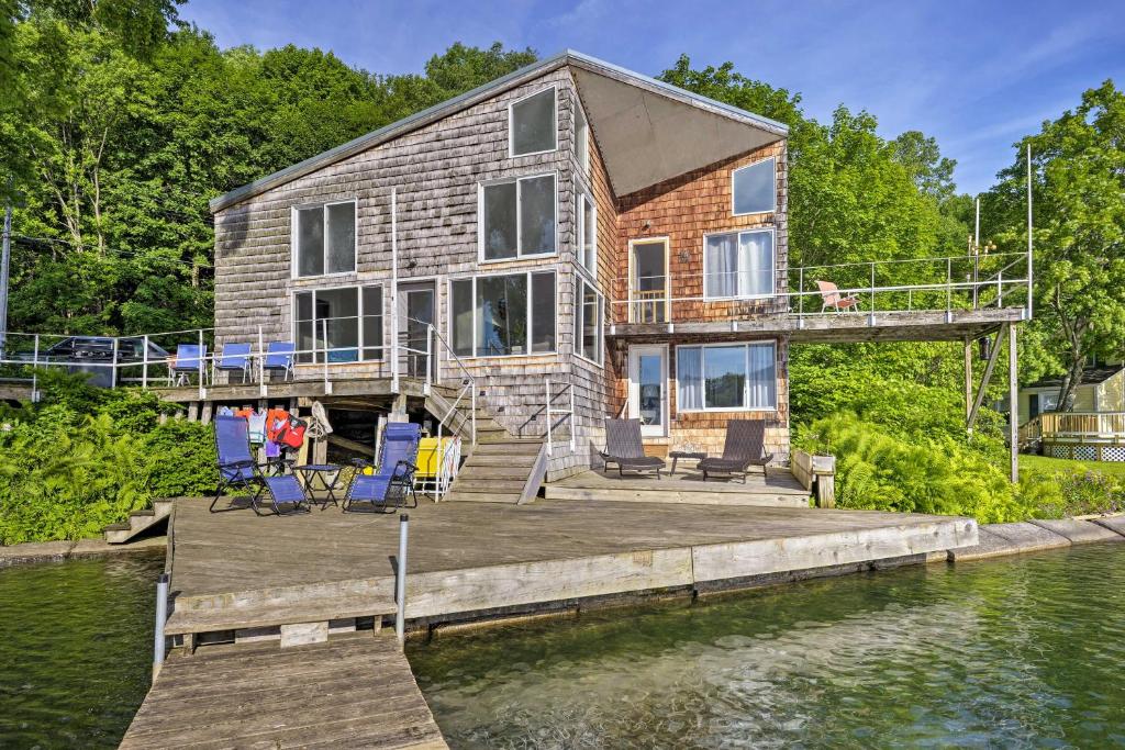 New Woodstock的住宿－Waterfront DeRuyter Home with Private Dock!，相簿中的一張相片