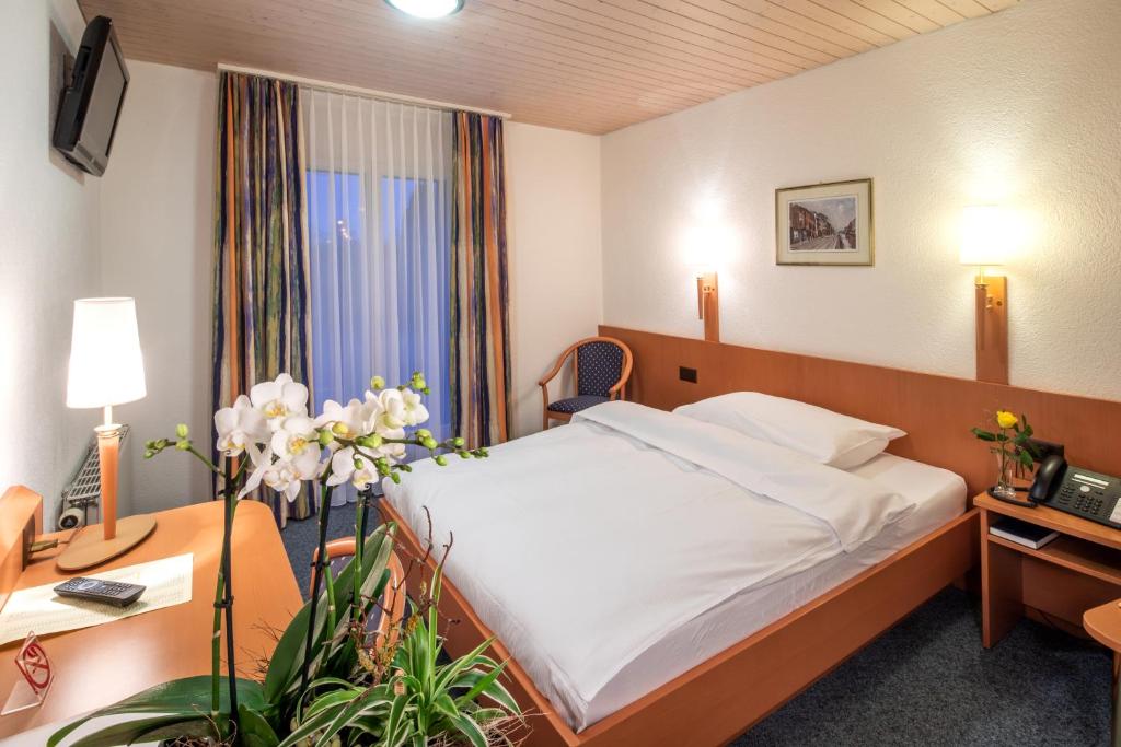 Postel nebo postele na pokoji v ubytování Gasthof Enge Self Check-In Hotel