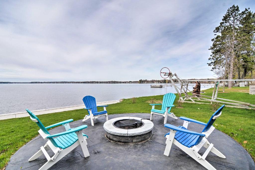 Foto da galeria de Lakefront Cadillac Home with Dock, Fire Pit and Grill! em Cadillac