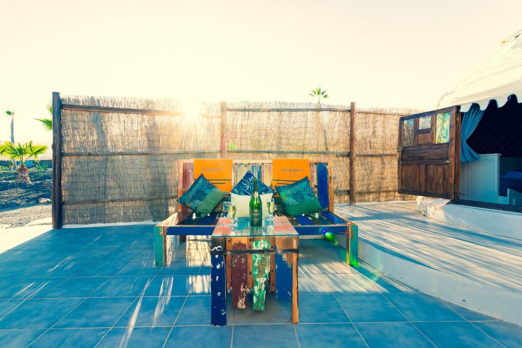 Basen w obiekcie Finca De Arrieta Village - Yurts and Stone Cottages - Shared Pool - Walking distance to Arrieta Beach - Off Grid lub w pobliżu