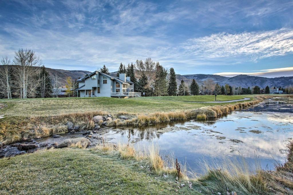 een huis op een heuvel naast een rivier bij Colorado Home On Golf Course, Near Vail Ski Resort in Avon